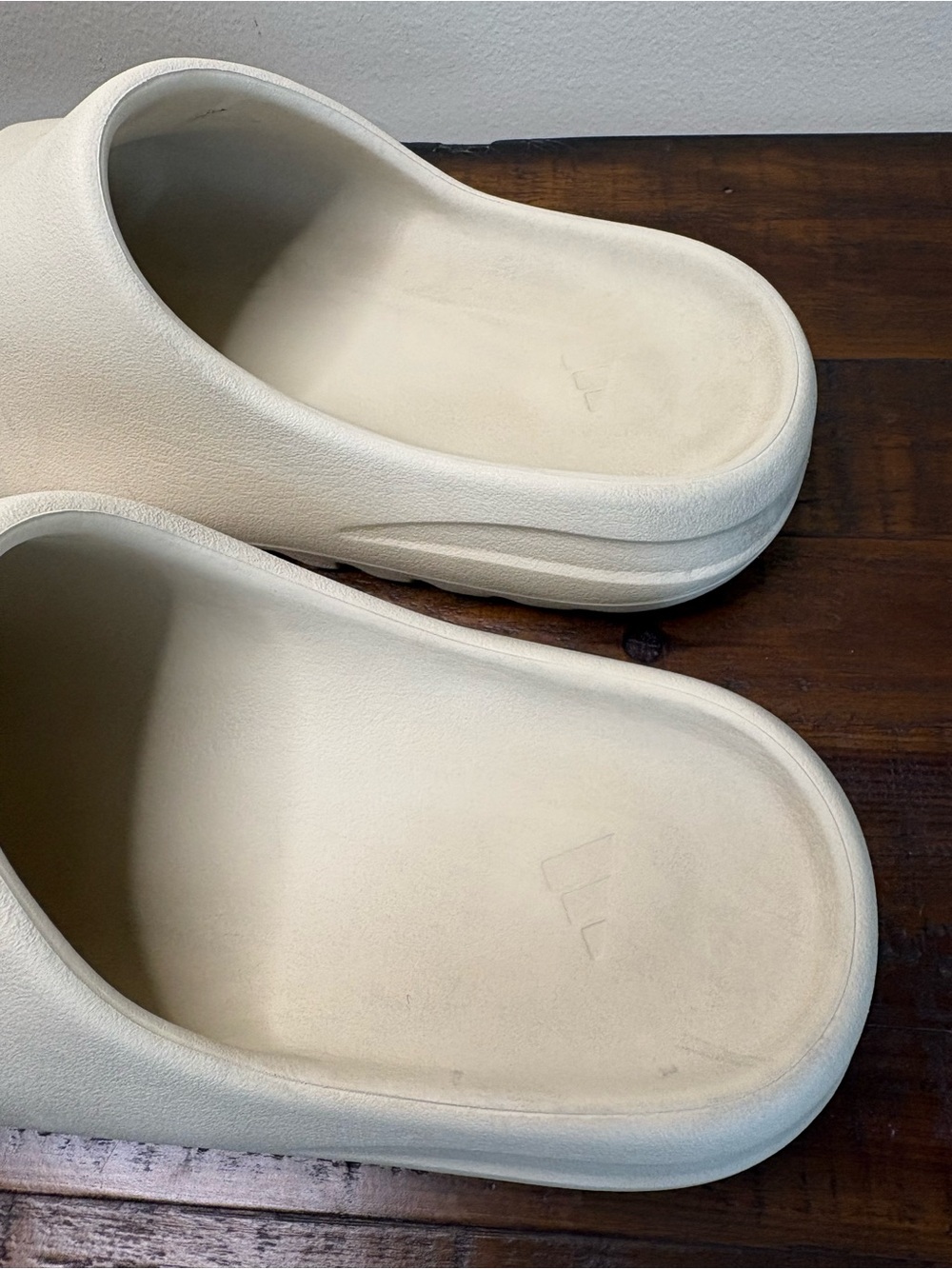 Women’s Size 8 Beige/Bone Color Adidas Yeezy Slides - Picture 5 of 13